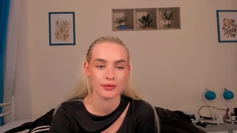 Snapshot of oliviahappy chatting on 04.15.26 oliviaBeauty online show from 04.15.26