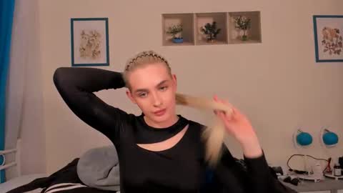 Snapshot of oliviahappy chatting on 04.15.26 oliviaBeauty online show from 04.15.26