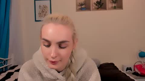 Snapshot of oliviahappy chatting on 04.19.26 oliviaBeauty online show from 04.19.26