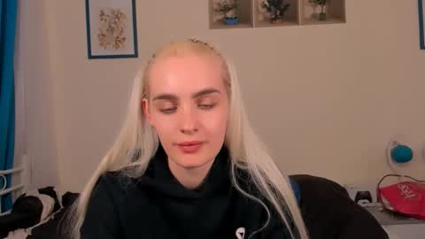 Snapshot of oliviahappy chatting on 04.20.26 oliviaBeauty online show from 04.20.26