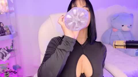 Olivia Mcneill  online show from 10.11.25