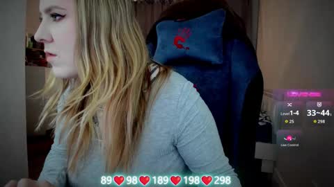 Snapshot of oliviamunk chatting on 10.04.25 . online show from 10.04.25