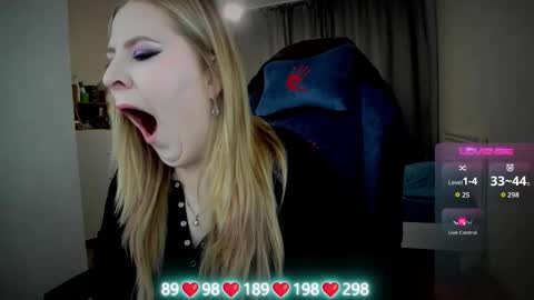 Snapshot of oliviamunk chatting on 10.07.25 . online show from 10.07.25