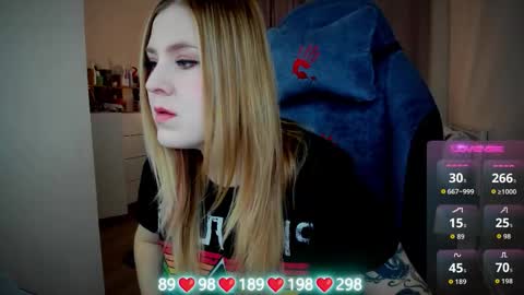 Snapshot of oliviamunk chatting on 10.22.25 . online show from 10.22.25