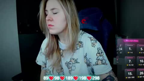 Snapshot of oliviamunk chatting on 10.26.25 . online show from 10.26.25