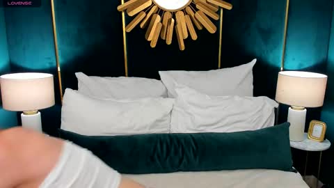 Snapshot of ollyvirg chatting on 10.11.25 Amely online show from 10.11.25