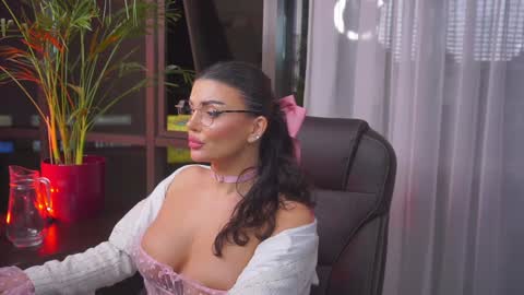 Nicolle online show from 01.05.25