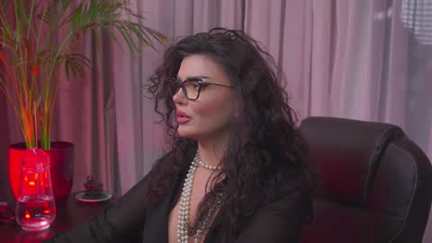 Nicolle online show from 01.12.25