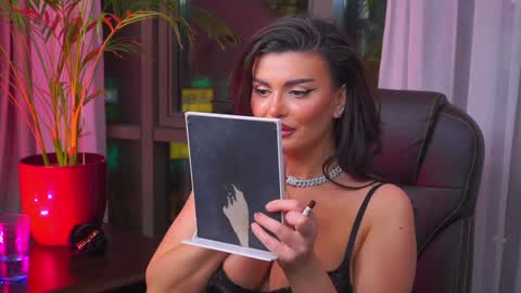 Nicolle online show from 02.02.25