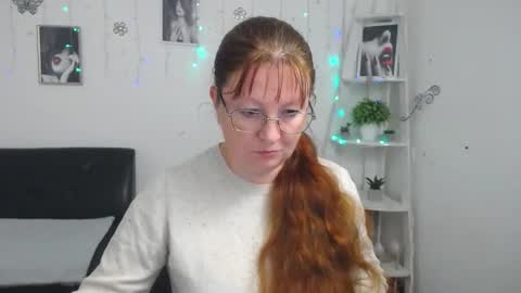 Snapshot of oovanessahotts chatting on 10.11.25 Vanessa online show from 10.11.25