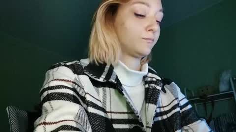 Snapshot of orange___melani chatting on 03.05.25 Melani online show from 03.05.25