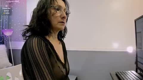 Snapshot of oriana_jhonson chatting on 10.28.25 Oriana online show from 10.28.25