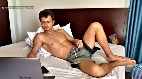 Snapshot of orlando__bloom chatting on 10.14.25 Fansly and Instagram - online show from 10.14.25