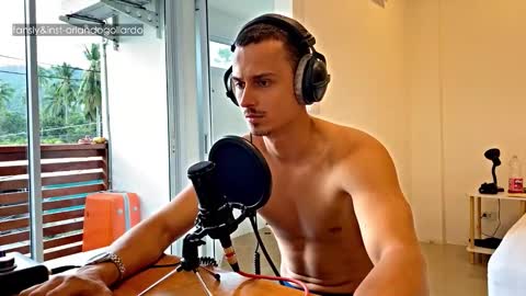 Snapshot of orlando__bloom chatting on 11.12.25 Fansly and Instagram - online show from 11.12.25