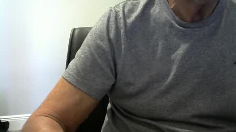 Snapshot of ossibottom chatting on 09.30.25 Ossi online show from 09.30.25