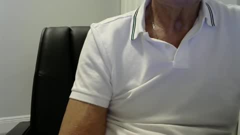 Snapshot of ossibottom chatting on 10.12.25 Ossi online show from 10.12.25