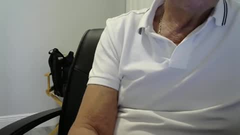 Snapshot of ossibottom chatting on 10.12.25 Ossi online show from 10.12.25