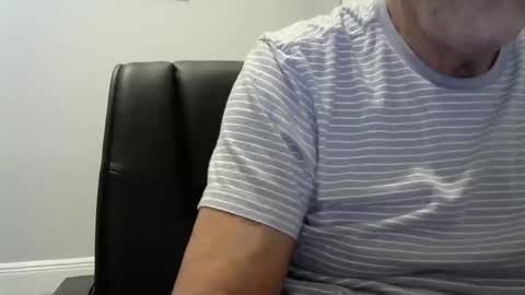 Snapshot of ossibottom chatting on 10.16.25 Ossi online show from 10.16.25