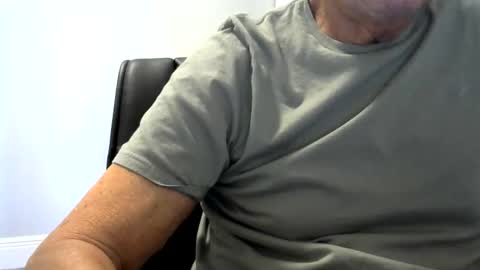 Snapshot of ossibottom chatting on 10.21.25 Ossi online show from 10.21.25