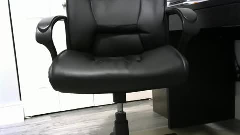 Snapshot of ossibottom chatting on 10.28.25 Ossi online show from 10.28.25