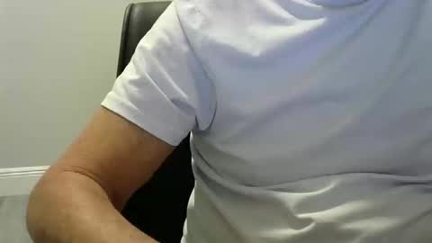 Snapshot of ossibottom chatting on 11.04.25 Ossi online show from 11.04.25