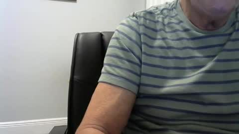 Snapshot of ossibottom chatting on 11.10.25 Ossi online show from 11.10.25