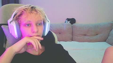 Snapshot of ostin_meoww chatting on 12.28.24 Ostin online show from 12.28.24