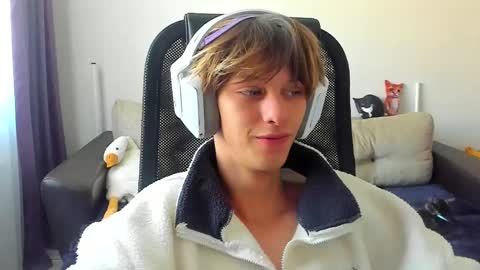 Snapshot of ostin_meoww chatting on 09.11.25 Ostin online show from 09.11.25