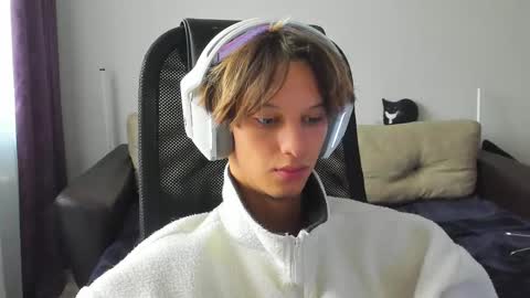 Snapshot of ostin_meoww chatting on 09.24.25 Ostin online show from 09.24.25