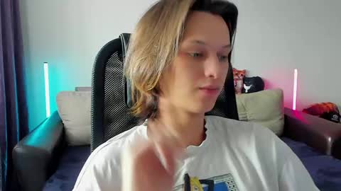 Snapshot of ostin_meoww chatting on 05.13.26 Ostin online show from 05.13.26