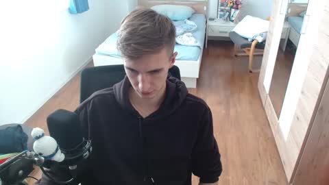 Snapshot of overkneebabe chatting on 10.18.25 OverkneeBabe online show from 10.18.25