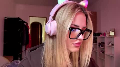 Snapshot of ozellagranville chatting on 03.22.26 Eva online show from 03.22.26