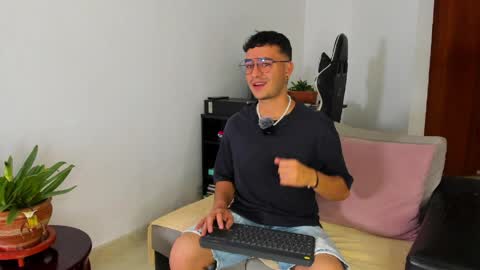 Snapshot of p_jhon chatting on 04.26.26 P online show from 04.26.26