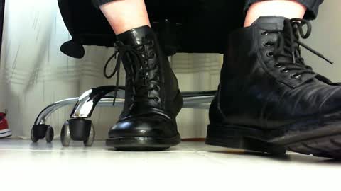 Snapshot of pablomenesssl chatting on 02.08.25 Pablo Meness online show from 02.08.25