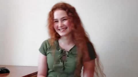 Snapshot of pandorabrockell chatting on 10.19.25 Mia online show from 10.19.25