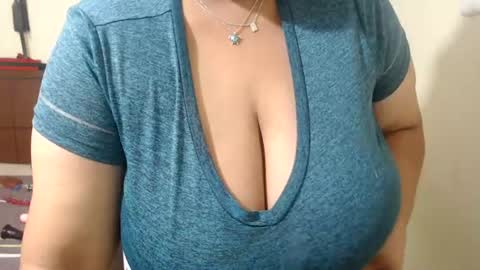 Snapshot of pareja_explosivasexx chatting on 07.23.26 Luna online show from 07.23.26
