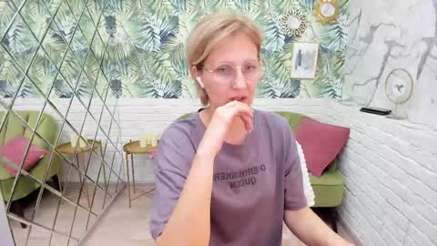 Snapshot of paris_cherry chatting on 11.06.25 Paris online show from 11.06.25