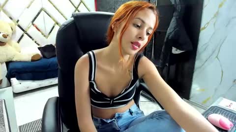 Snapshot of paris_petit chatting on 10.21.25 paris petit online show from 10.21.25