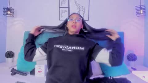 Snapshot of paulacastilla chatting on 11.05.25 Pau online show from 11.05.25