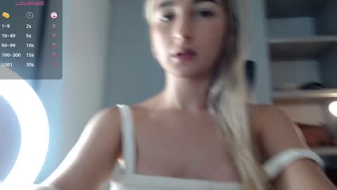 Snapshot of paulirose chatting on 01.04.25 paulirose online show from 01.04.25