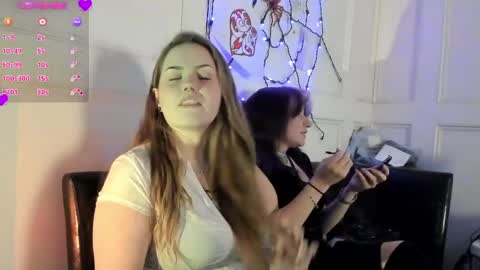 Snapshot of pawggoddess778 chatting on 01.21.25 ArtsyHeartsyy online show from 01.21.25