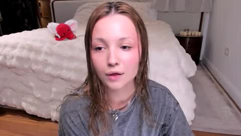 Snapshot of peachvibes chatting on 11.02.25 Lili online show from 11.02.25