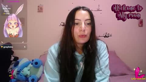 Snapshot of pearl_3 chatting on 10.29.25 Pearl online show from 10.29.25