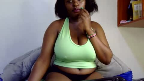 Snapshot of peekyshams chatting on 10.01.25 peekyshams online show from 10.01.25