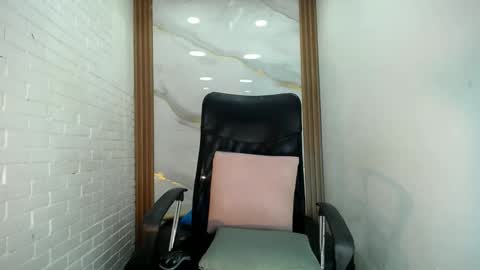 Snapshot of penelopee_rouse chatting on 10.01.25 Penelopee Rouse online show from 10.01.25