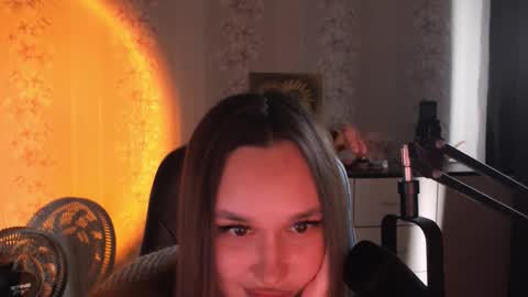  Mia  online show from 09.18.25