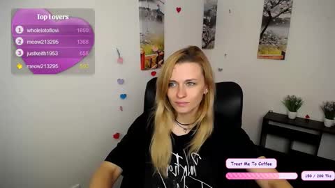 Snapshot of peppymia chatting on 10.21.25 Mia online show from 10.21.25