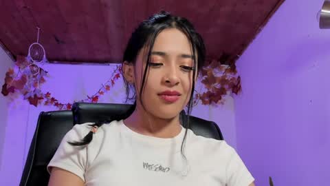 Snapshot of petalsrose_ chatting on 12.08.24 Rose online show from 12.08.24