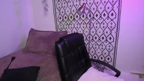 Snapshot of petalsrose_ chatting on 02.19.25 Rose online show from 02.19.25