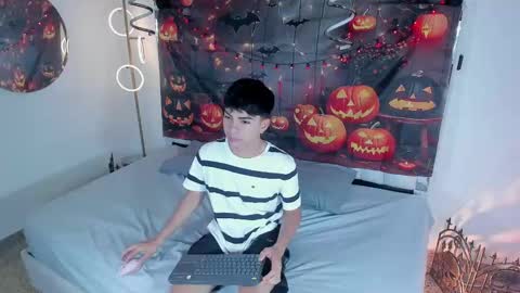 Snapshot of peter_chase chatting on 10.08.25 Peter online show from 10.08.25